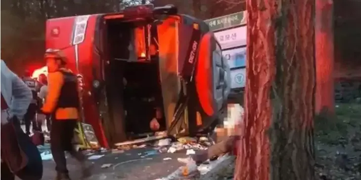 Tai nạn xe bus tại Hàn Quốc khiến 35 người thương vong - Ảnh 1. Tai nạn xe bus tại Hàn Quốc khiến 35 người thương vong - Ảnh 1.