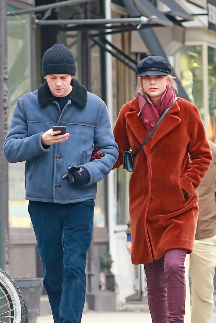 Taylor Swift trở lại trình diễn hậu tin chia tay Joe Alwyn - Ảnh 1. Taylor Swift trở lại trình diễn hậu tin chia tay Joe Alwyn - Ảnh 1.