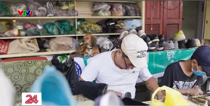 Người đàn ông 20 năm sửa giày miễn phí cho người khó khăn - Ảnh 1. Người đàn ông 20 năm sửa giày miễn phí cho người khó khăn - Ảnh 1.
