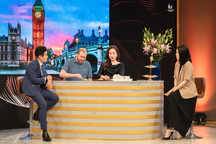 Vợ chồng Hoa hậu Ngô Phương Lan ôn lại kỷ niệm được MC Diễm Quỳnh mai mối - Ảnh 2. Vợ chồng Hoa hậu Ngô Phương Lan ôn lại kỷ niệm được MC Diễm Quỳnh mai mối - Ảnh 2.