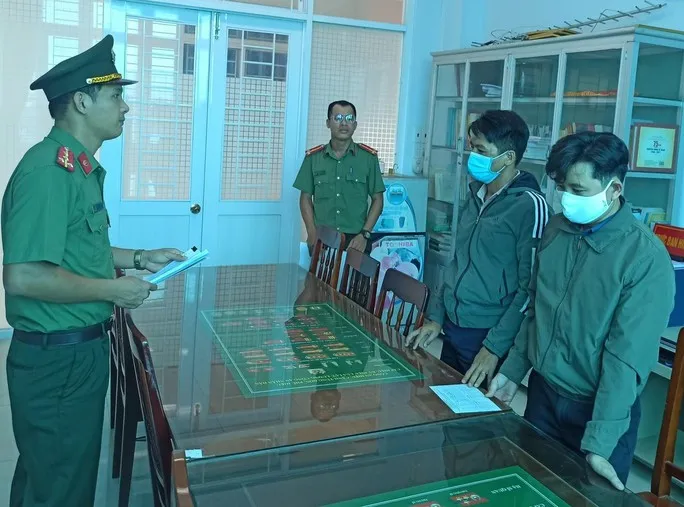 Hai anh em ruột mua bằng giả để mở phòng khám - Ảnh 1. Hai anh em ruột mua bằng giả để mở phòng khám - Ảnh 1.