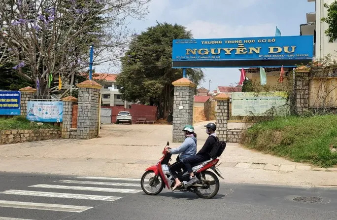 Phạt 50 triệu đồng công ty phát bánh kẹo trước cổng trường khiến học sinh đau bụng - Ảnh 1. Phạt 50 triệu đồng công ty phát bánh kẹo trước cổng trường khiến học sinh đau bụng - Ảnh 1.