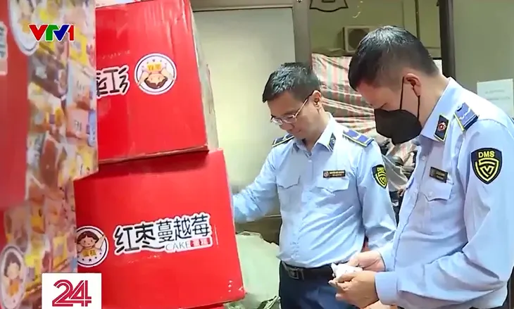 Phát hiện 1.300 thùng bánh không rõ nguồn gốc - Ảnh 1. Phát hiện 1.300 thùng bánh không rõ nguồn gốc - Ảnh 1.