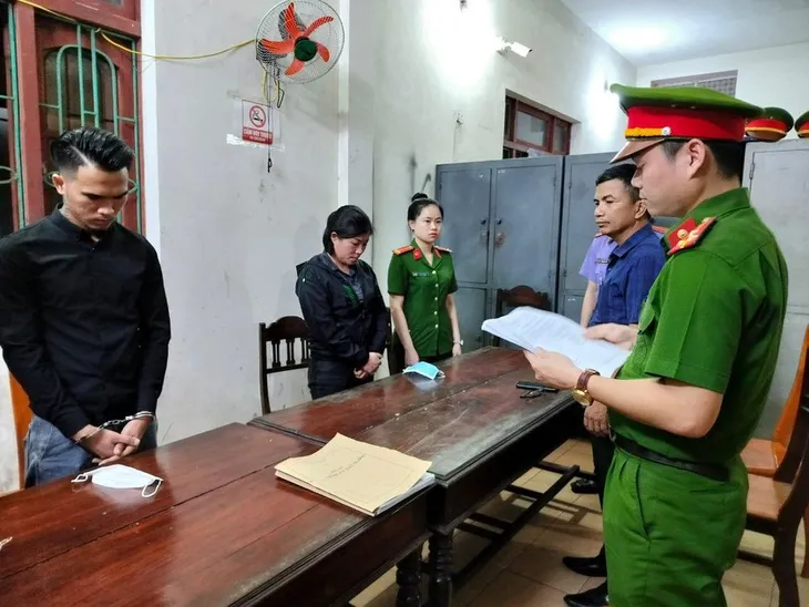 Văn thư trường THPT làm giả học bạ, thu 200 triệu đồng - Ảnh 1. Văn thư trường THPT làm giả học bạ, thu 200 triệu đồng - Ảnh 1.