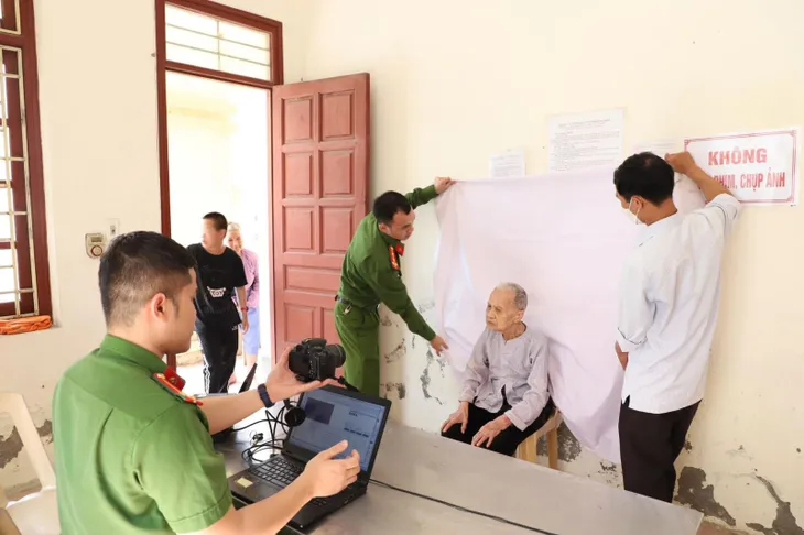 Bộ trưởng Bộ Công an Tô Lâm khen thưởng 9 Công an cấp xã - Ảnh 1. Bộ trưởng Bộ Công an Tô Lâm khen thưởng 9 Công an cấp xã - Ảnh 1.