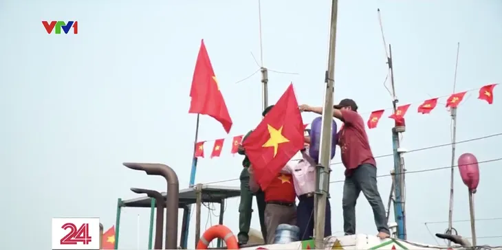 Trao hàng nghìn lá cờ Tổ quốc cho ngư dân miền Trung để bảo vệ chủ quyền trên biển - Ảnh 1. Trao hàng nghìn lá cờ Tổ quốc cho ngư dân miền Trung để bảo vệ chủ quyền trên biển - Ảnh 1.