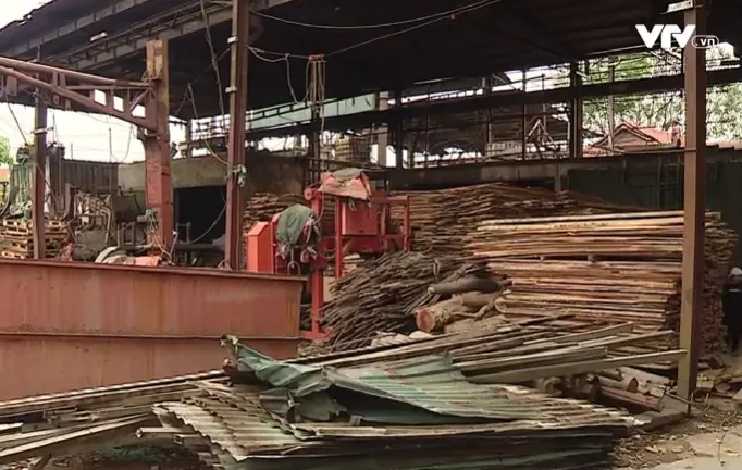 Tự tháo dỡ nhà xưởng xây trái phép ở ngoại thành Hà Nội - Ảnh 1. Tự tháo dỡ nhà xưởng xây trái phép ở ngoại thành Hà Nội - Ảnh 1.
