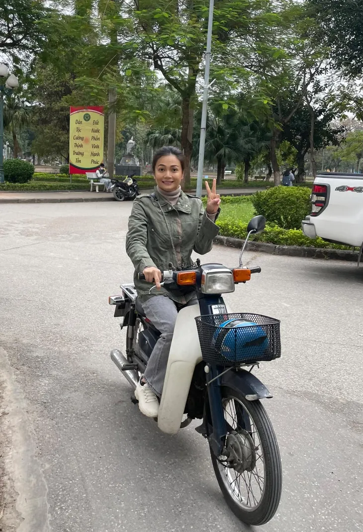 Phim trường tuần qua: Anh Công Quang Sự tạo dáng cực ngầu bên tiểu tam - Ảnh 4. Phim trường tuần qua: Anh Công Quang Sự tạo dáng cực ngầu bên tiểu tam - Ảnh 4.