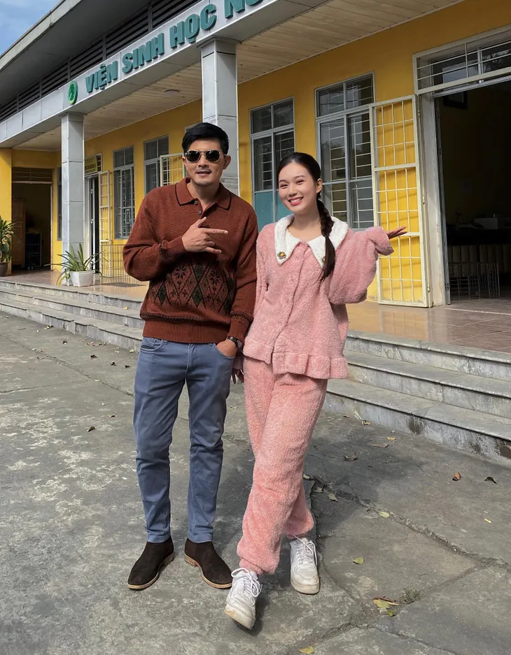 Phim trường tuần qua: Anh Công Quang Sự tạo dáng cực ngầu bên tiểu tam - Ảnh 1. Phim trường tuần qua: Anh Công Quang Sự tạo dáng cực ngầu bên tiểu tam - Ảnh 1.