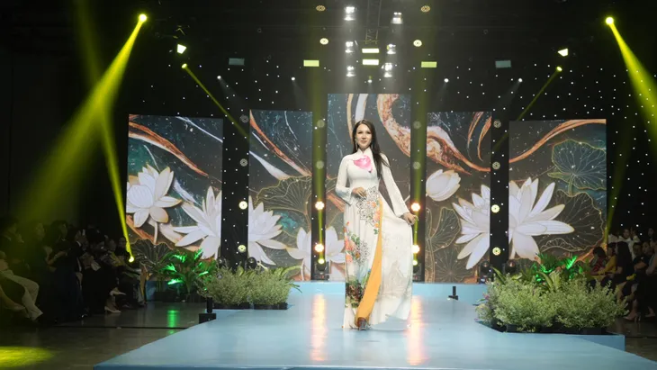 Show thời trang Lụa nối miền di sản - Gợi nhớ một Việt Nam giàu bản sắc - Ảnh 1. Show thời trang Lụa nối miền di sản - Gợi nhớ một Việt Nam giàu bản sắc - Ảnh 1.