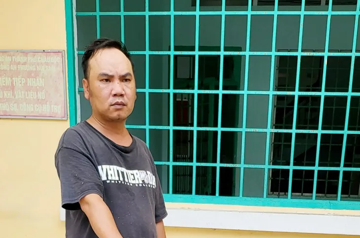 Giả mạo trung tá công an, lừa tiền 9 phụ nữ - Ảnh 2. Giả mạo trung tá công an, lừa tiền 9 phụ nữ - Ảnh 2.