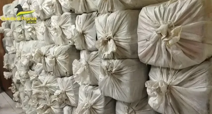 Italy thu giữ lượng cocaine trị giá 400 triệu Euro - Ảnh 1. Italy thu giữ lượng cocaine trị giá 400 triệu Euro - Ảnh 1.