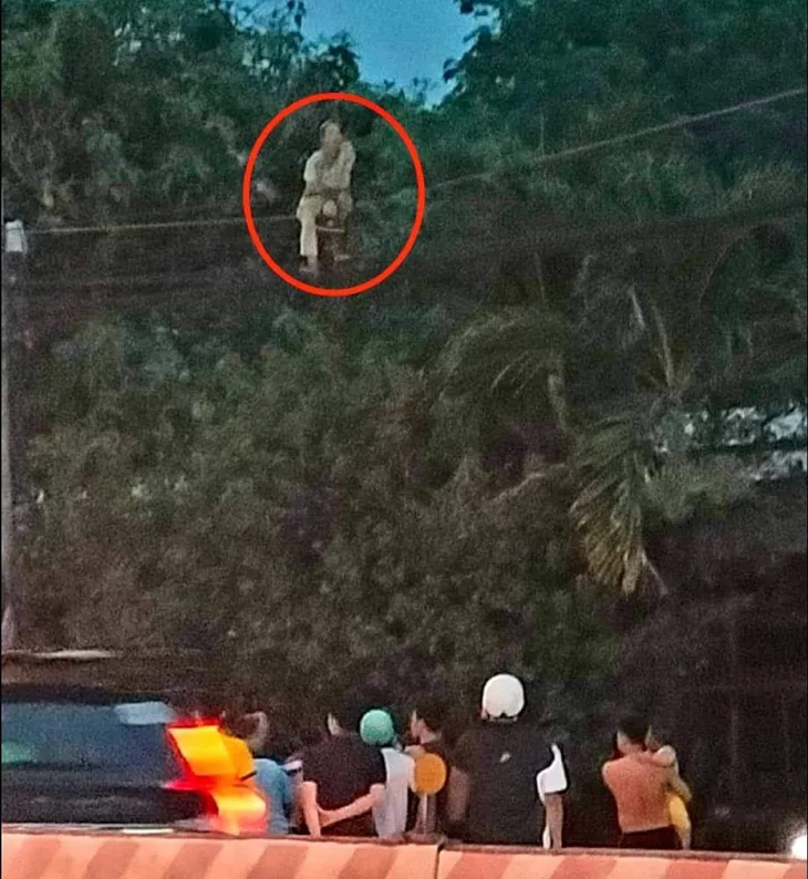 Giải cứu thành công người phụ nữ đi trên dây điện - Ảnh 1. Giải cứu thành công người phụ nữ đi trên dây điện - Ảnh 1.