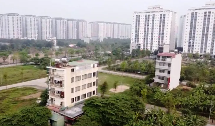 Hà Nội: Học sinh quá khổ vì trường lớp quá tải - Ảnh 3. Hà Nội: Học sinh quá khổ vì trường lớp quá tải - Ảnh 3.