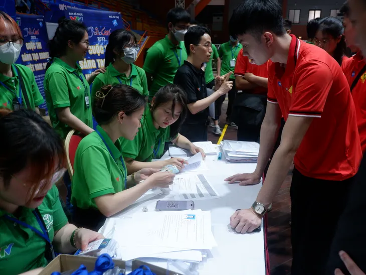Đấu trường Robocon hừng hực khí thế ngay trước vòng loại - Ảnh 1. Đấu trường Robocon hừng hực khí thế ngay trước vòng loại - Ảnh 1.