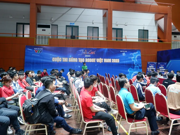Đấu trường Robocon hừng hực khí thế ngay trước vòng loại - Ảnh 4. Đấu trường Robocon hừng hực khí thế ngay trước vòng loại - Ảnh 4.