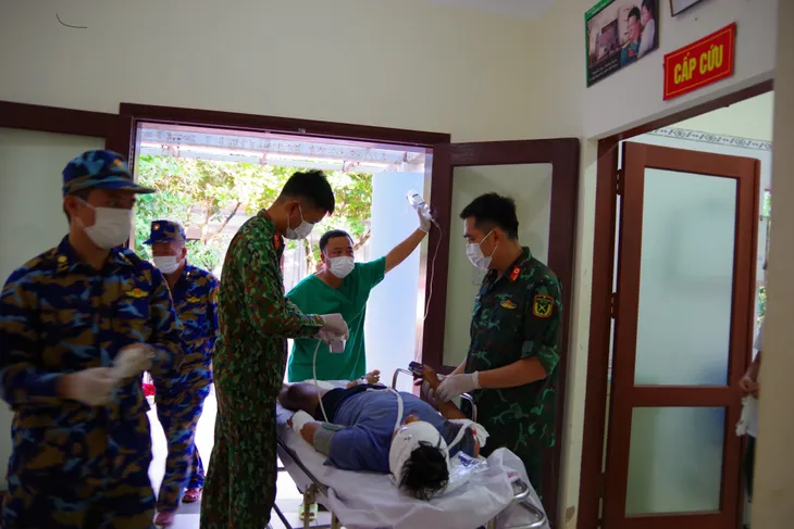 Hỗ trợ kịp thời tàu cá và ngư dân Bình Thuận gặp nạn - Ảnh 1. Hỗ trợ kịp thời tàu cá và ngư dân Bình Thuận gặp nạn - Ảnh 1.