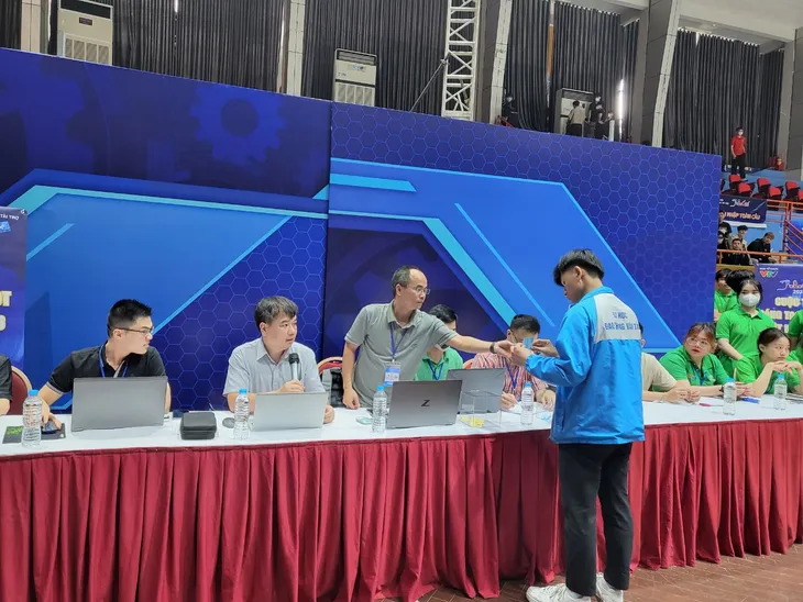 Đấu trường Robocon hừng hực khí thế ngay trước vòng loại - Ảnh 6. Đấu trường Robocon hừng hực khí thế ngay trước vòng loại - Ảnh 6.