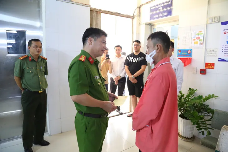 Biểu dương bảo vệ ngân hàng dũng cảm bắt cướp - Ảnh 1. Biểu dương bảo vệ ngân hàng dũng cảm bắt cướp - Ảnh 1.
