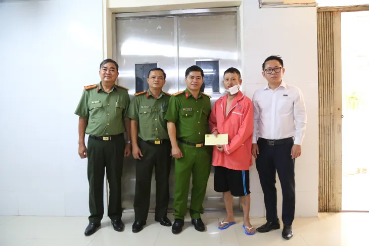 Biểu dương bảo vệ ngân hàng dũng cảm bắt cướp - Ảnh 2. Biểu dương bảo vệ ngân hàng dũng cảm bắt cướp - Ảnh 2.