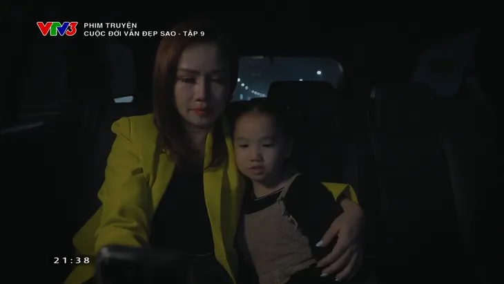Hậu trường Cuộc đời vẫn đẹp sao: Mẹ con Hoàng Yến ôm nhau khóc sướt mướt diễn lại một cảnh phim - Ảnh 3. Hậu trường Cuộc đời vẫn đẹp sao: Mẹ con Hoàng Yến ôm nhau khóc sướt mướt diễn lại một cảnh phim - Ảnh 3.