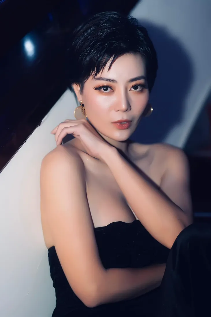 Xấu xí trên phim, Thanh Hương lại cực gợi cảm ngoài đời với tóc ngắn - Ảnh 8. Xấu xí trên phim, Thanh Hương lại cực gợi cảm ngoài đời với tóc ngắn - Ảnh 8.