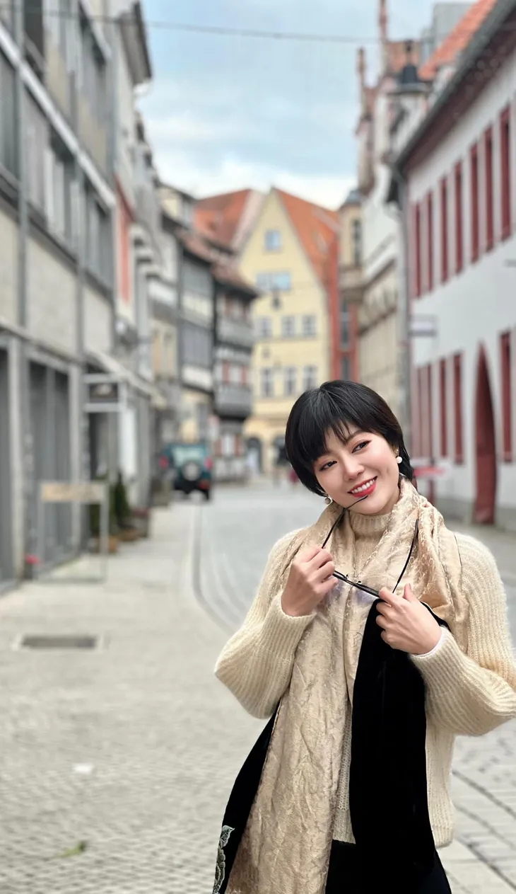 Xấu xí trên phim, Thanh Hương lại cực gợi cảm ngoài đời với tóc ngắn - Ảnh 7. Xấu xí trên phim, Thanh Hương lại cực gợi cảm ngoài đời với tóc ngắn - Ảnh 7.