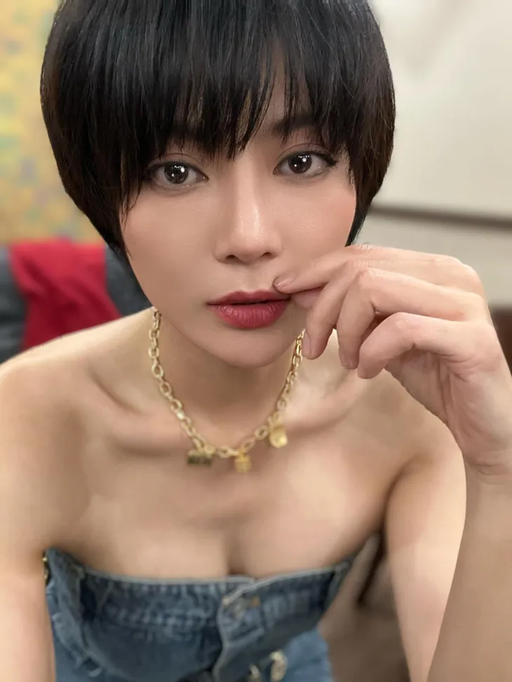 Xấu xí trên phim, Thanh Hương lại cực gợi cảm ngoài đời với tóc ngắn - Ảnh 5. Xấu xí trên phim, Thanh Hương lại cực gợi cảm ngoài đời với tóc ngắn - Ảnh 5.