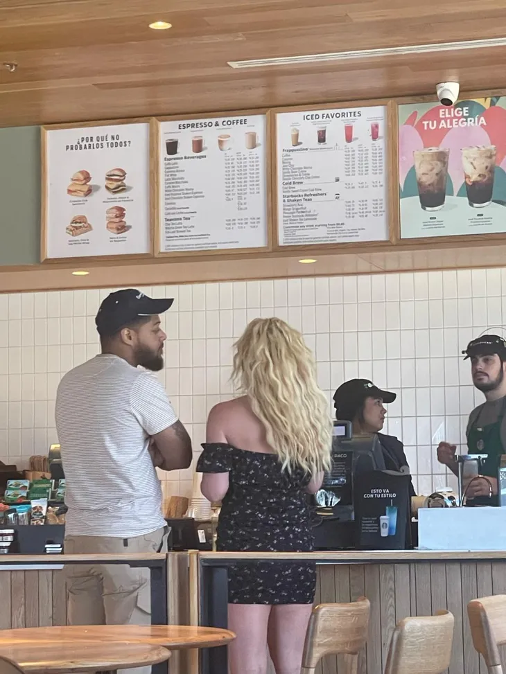 Britney Spears đi nghỉ cùng vệ sĩ sau khi tháo nhẫn cưới - Ảnh 2. Britney Spears đi nghỉ cùng vệ sĩ sau khi tháo nhẫn cưới - Ảnh 2.