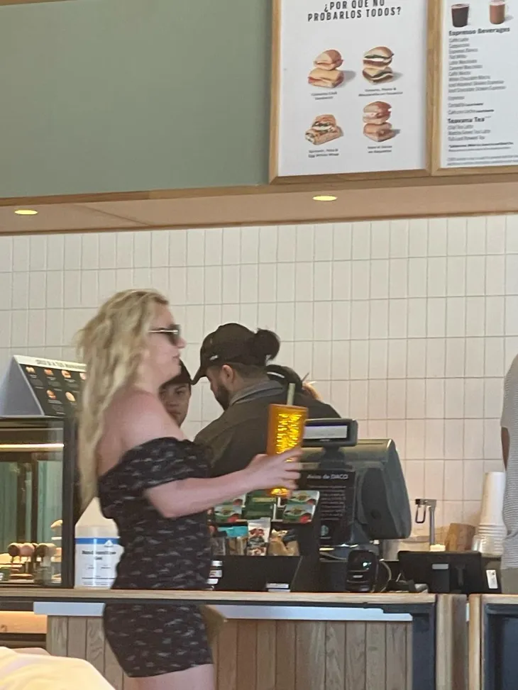 Britney Spears đi nghỉ cùng vệ sĩ sau khi tháo nhẫn cưới - Ảnh 1. Britney Spears đi nghỉ cùng vệ sĩ sau khi tháo nhẫn cưới - Ảnh 1.