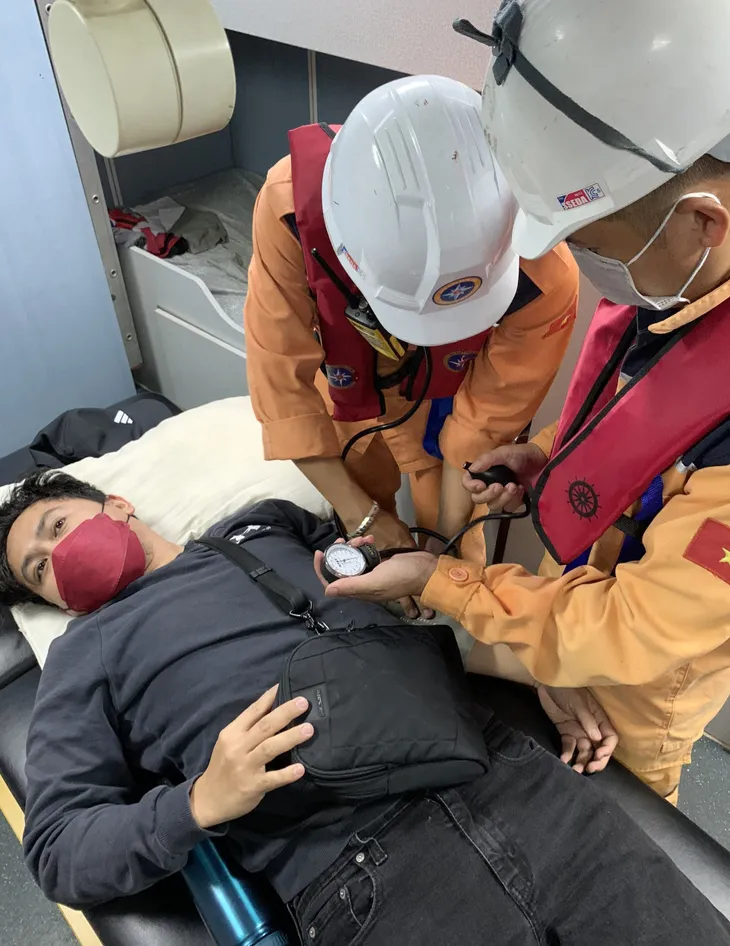 Kịp thời đưa thuyền viên nước ngoài vào bờ cấp cứu - Ảnh 1. Kịp thời đưa thuyền viên nước ngoài vào bờ cấp cứu - Ảnh 1.