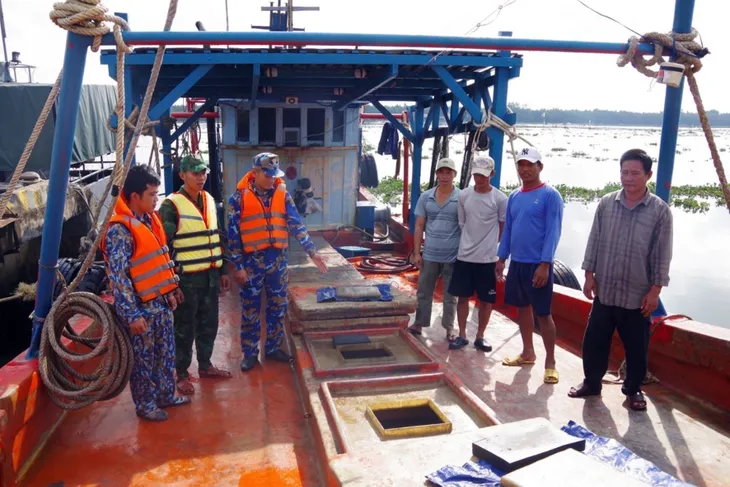 Phát hiện tàu chở 25.000 lít dầu DO không rõ nguồn gốc - Ảnh 2. Phát hiện tàu chở 25.000 lít dầu DO không rõ nguồn gốc - Ảnh 2.