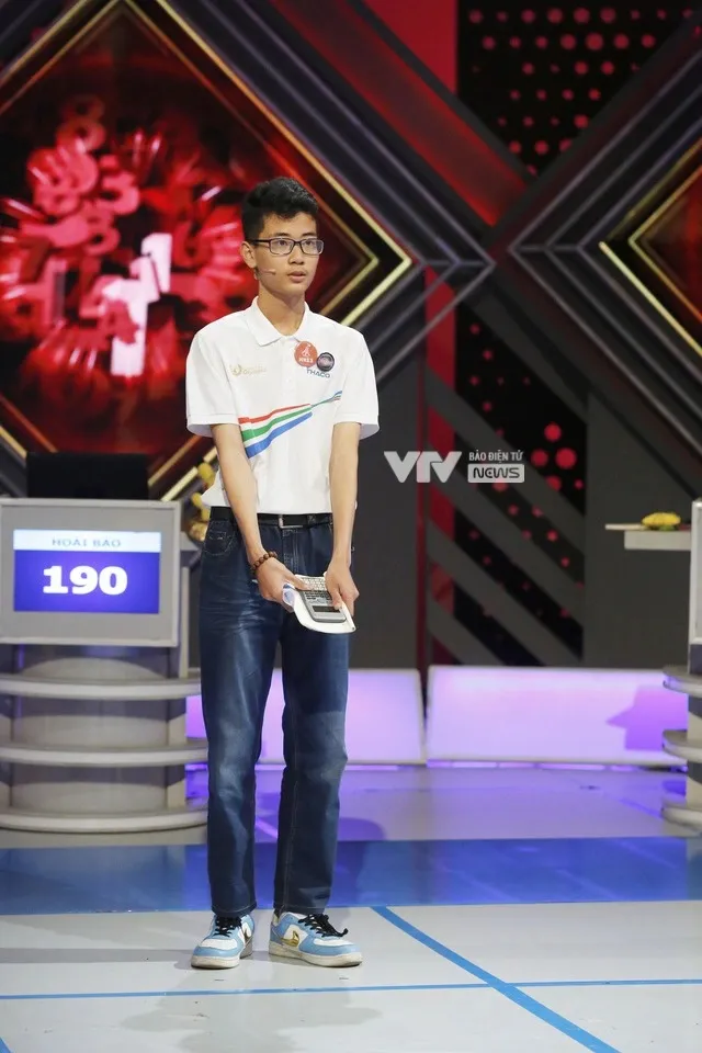Đường lên đỉnh Olympia 23: Thi Quý II gay cấn từng phút, nam sinh Huế giành cầu truyền hình Chung kết - Ảnh 5. Đường lên đỉnh Olympia 23: Thi Quý II gay cấn từng phút, nam sinh Huế giành cầu truyền hình Chung kết - Ảnh 5.