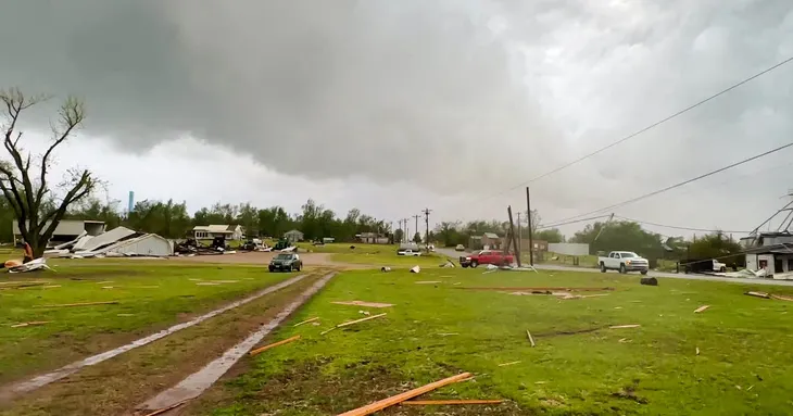 Lốc xoáy, bão tấn công bang Oklahoma, ít nhất hai người thiệt mạng - Ảnh 1. Lốc xoáy, bão tấn công bang Oklahoma, ít nhất hai người thiệt mạng - Ảnh 1.