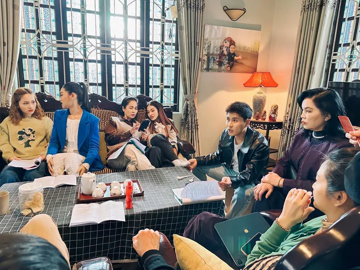 Hậu trường Gia đình mình vui bất thình lình: Lan Phương thích thú với chiếc trán sưng vù - Ảnh 7. Hậu trường Gia đình mình vui bất thình lình: Lan Phương thích thú với chiếc trán sưng vù - Ảnh 7.