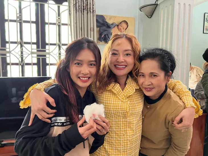 Hậu trường Gia đình mình vui bất thình lình: Lan Phương thích thú với chiếc trán sưng vù - Ảnh 5. Hậu trường Gia đình mình vui bất thình lình: Lan Phương thích thú với chiếc trán sưng vù - Ảnh 5.