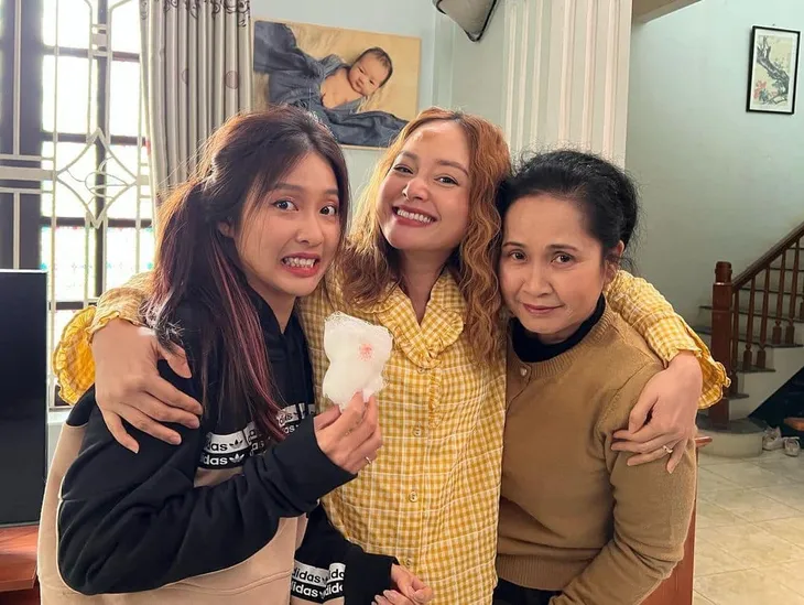 Hậu trường Gia đình mình vui bất thình lình: Lan Phương thích thú với chiếc trán sưng vù - Ảnh 4. Hậu trường Gia đình mình vui bất thình lình: Lan Phương thích thú với chiếc trán sưng vù - Ảnh 4.