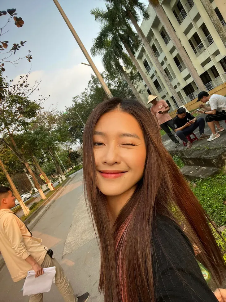 Hậu trường Gia đình mình vui bất thình lình: Lan Phương thích thú với chiếc trán sưng vù - Ảnh 11. Hậu trường Gia đình mình vui bất thình lình: Lan Phương thích thú với chiếc trán sưng vù - Ảnh 11.