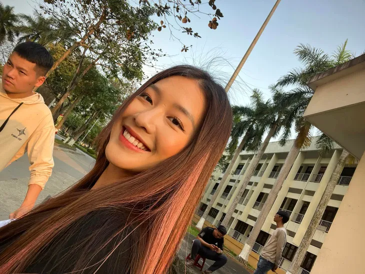 Hậu trường Gia đình mình vui bất thình lình: Lan Phương thích thú với chiếc trán sưng vù - Ảnh 12. Hậu trường Gia đình mình vui bất thình lình: Lan Phương thích thú với chiếc trán sưng vù - Ảnh 12.
