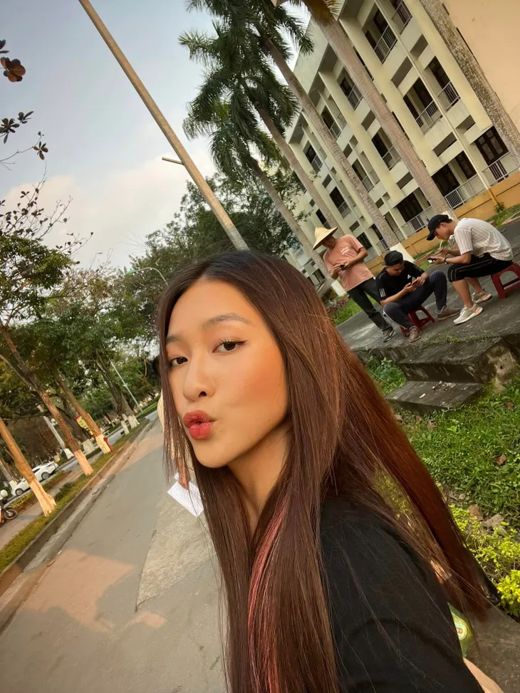 Hậu trường Gia đình mình vui bất thình lình: Lan Phương thích thú với chiếc trán sưng vù - Ảnh 13. Hậu trường Gia đình mình vui bất thình lình: Lan Phương thích thú với chiếc trán sưng vù - Ảnh 13.