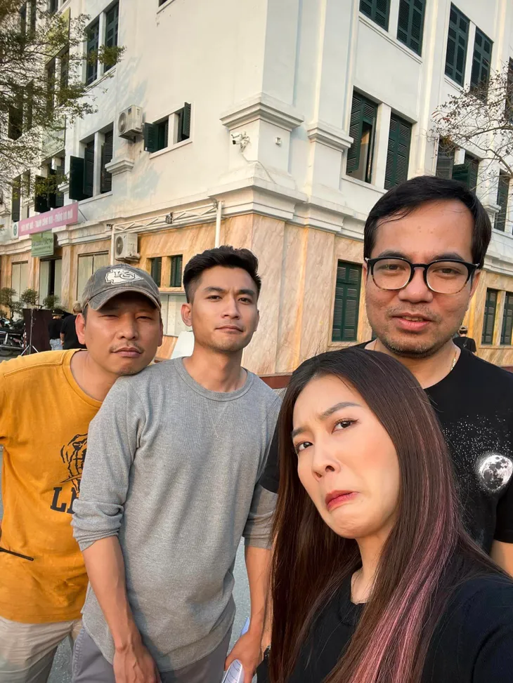 Hậu trường Gia đình mình vui bất thình lình: Lan Phương thích thú với chiếc trán sưng vù - Ảnh 14. Hậu trường Gia đình mình vui bất thình lình: Lan Phương thích thú với chiếc trán sưng vù - Ảnh 14.