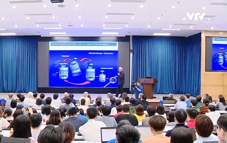 Giáo sư Nobel Hóa học 2022 giảng bài cho sinh viên Việt Nam - Ảnh 1. Giáo sư Nobel Hóa học 2022 giảng bài cho sinh viên Việt Nam - Ảnh 1.
