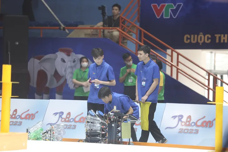 Robocon Việt Nam 2023: May mắn là yếu tố không thể thiếu để đi đến chiến thắng - Ảnh 2. Robocon Việt Nam 2023: May mắn là yếu tố không thể thiếu để đi đến chiến thắng - Ảnh 2.