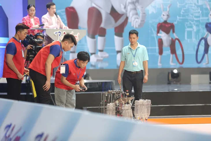 Robocon Việt Nam 2023: May mắn là yếu tố không thể thiếu để đi đến chiến thắng - Ảnh 6. Robocon Việt Nam 2023: May mắn là yếu tố không thể thiếu để đi đến chiến thắng - Ảnh 6.