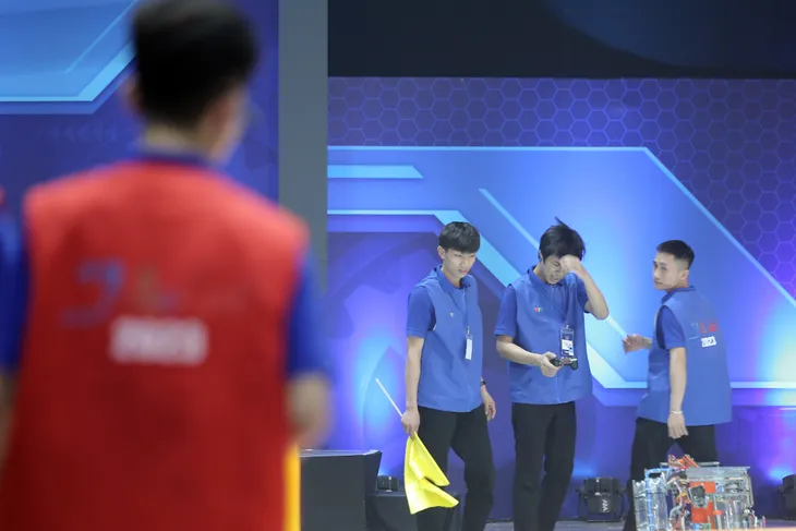 Robocon Việt Nam 2023: May mắn là yếu tố không thể thiếu để đi đến chiến thắng - Ảnh 11. Robocon Việt Nam 2023: May mắn là yếu tố không thể thiếu để đi đến chiến thắng - Ảnh 11.