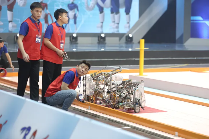 Robocon Việt Nam 2023: May mắn là yếu tố không thể thiếu để đi đến chiến thắng - Ảnh 13. Robocon Việt Nam 2023: May mắn là yếu tố không thể thiếu để đi đến chiến thắng - Ảnh 13.