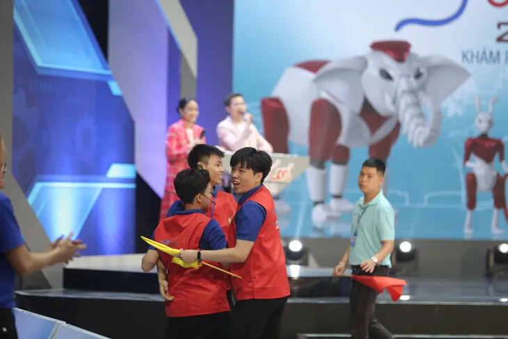 Robocon Việt Nam 2023: May mắn là yếu tố không thể thiếu để đi đến chiến thắng - Ảnh 39. Robocon Việt Nam 2023: May mắn là yếu tố không thể thiếu để đi đến chiến thắng - Ảnh 39.