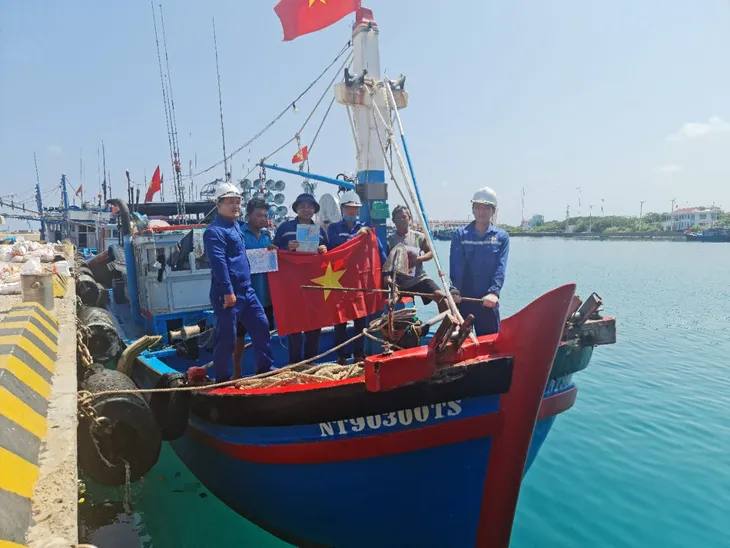 Kịp thời hỗ trợ ngư dân vươn khơi bám biển - Ảnh 2. Kịp thời hỗ trợ ngư dân vươn khơi bám biển - Ảnh 2.