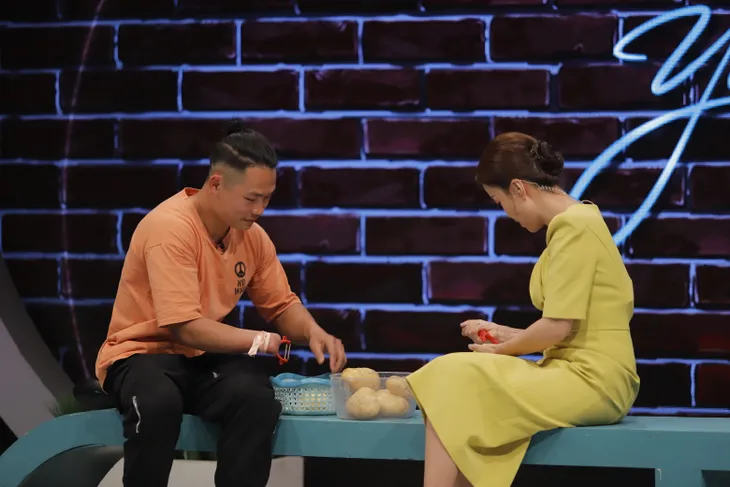 Chàng trai khuyết tay truyền cảm hứng trong Trạm yêu thương - Ảnh 2. Chàng trai khuyết tay truyền cảm hứng trong Trạm yêu thương - Ảnh 2.