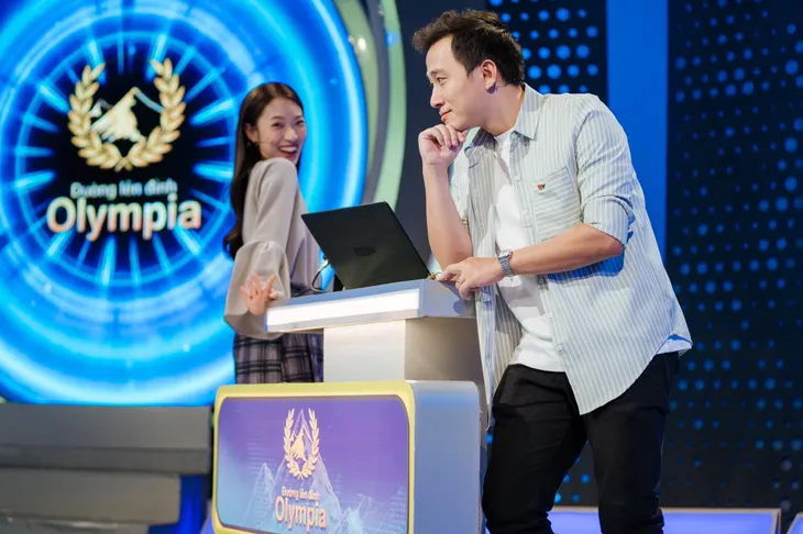 Những phút đùa nghịch của cặp đôi dẫn Đường lên đỉnh Olympia - Ảnh 17. Những phút đùa nghịch của cặp đôi dẫn Đường lên đỉnh Olympia - Ảnh 17.